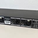 Zadní strana černého rackového zařízení s nápisem Vitalizer Mk.3-T. Jsou zde vidět konektory XLR s popisky INPUT R, OUTPUT L a INPUT L. Na zařízení j…