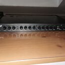 Černý kytarový zesilovač s nápisem Marshall a označením modelu 9000. Přední panel obsahuje řadu ovládacích knoflíků rozdělených do sekcí RHYTHM MODE,…