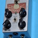 Kytarový efekt v kovovém stříbrném šasi s nápisem ELEKTRIKA GERMANIUM FUZZTONE. Na horní straně je stříbrný spínací tlačítkový spínač a čtyři černé o…