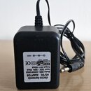 Černý plastový AC/DC adaptér s připojeným kabelem a konektorem. Na bílém štítku je uveden nápis electro-harmonix AC/DC ADAPTOR, Model: MKD-350900100G…