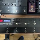Černý efektový spínací systém s nápisem BOSS EFFECTS SWITCHING SYSTEM ES-8. Zařízení má digitální displej, kde svítí červená čísla 00.8 a text BOSS E…