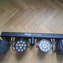 Černý svítící panel s dvěma kulatými LED moduly. Na horní hraně je bílý nápis Stagg FLATPARDERBY. Zařízení vykazuje mírné opotřebení povrchu a je umí…