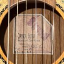 Detail vnitřku akustické kytary s viditelnou štítkem. Na štítku je nápis CLASSICAL GUITAR, MADE IN LUBY, CZECH REPUBLIC a ručně dopsané údaje MODEL:…