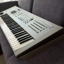 Šedý digitální klavír s nápisem MOTIF 6. Nástroj má standardní klávesnici a ovládací panel s množstvím tlačítek, posuvníky a displejem. Na pravé stra…