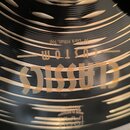 Detailní záběr na povrch černé činely s zlatými nápisy. Je zde vidět text CLASSICS CUSTOM a nad ním menší nápis 14" Dark Hihat, Top. Ve spodní části…