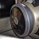 Fotografie zachycuje reproduktor v kovovém šasi zlatavé barvy. Na černém krytu jsou žlutým písmem nápisy CELESTION, LOUDSPEAKERS, G12 a Vintage 30. O…