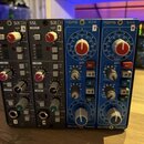 Dvě moduly SSL SiX CH v šedé barvě a dva moduly MIDAS 502 v modré barvě. Moduly SSL mají nápisy „SSL“, „SiX CH“ a čísla „5“ a „6“. Moduly MIDAS mají…