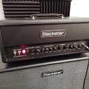Černý kytarový zesilovač s hlavou a připojeným kabinetem značky Blackstar. Na předním panelu hlavy je nápis HT CLUB 50 MK III a ovládací prvky s ozna…