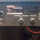 Zadní panel kytarového komba s černým povrchem. Na štítku je uveden model GA-1240R, značka img Stage Line a nápis GUITAR AMPLIFIER. Jsou zde vidět ko…