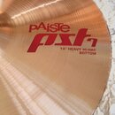 Detailní záběr na mosazný činel s viditelným broušením povrchu. Na čineli je červený nápis pAiste a pod ním stylizované logo pst 7. Dole je uveden te…