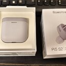 Bílá krabice s nápisem Bowers & Wilkins a označením Pi5 S2, která obsahuje bezdrátová sluchátka v nabíjecím pouzdře. Pouzdro je světle šedé barvy s z…