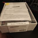 Krabice s pickupy pro elektrickou kytaru. Na obalu je uveden nápis FISHMAN FLUENCE Multi-Voice Pickups for Electric Guitar Modern Humbucker Set. Vevn…