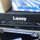 Černý kytarový kombozesilovač značky Laney s mřížkou v horní části. Na ovládacím panelu je nápis LX120RR a řada ovládacích knoflíků. Nástroj je umíst…