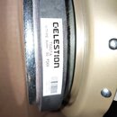Detailní záběr na zadní část reproduktoru s kovovým šasi. Na šasi je přilepený bílý štítek s nápisy CELESTION, T5901A, V-TYPE 8ohm 50 FD08 a MADE IN…