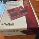 Fotografie znázorňuje kartonovou krabici od efekt pedálu. Na krabici je nápis HARMONYMAN INTELLIGENT PITCH SHIFTER a logo DigiTech s mottem The Power…