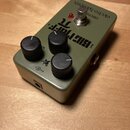 Kytarový efekt pedál v olivově zeleném provedení s kovovým šasi. Na horní straně je nápis BIG MUFF π a značka electro-harmonix, dále jsou vidět označ…