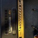 Kytarový kombo zesilovač s černým potahem a zlatým ovládacím panelem. Na panelu jsou viditelné nápisy Haze40, Normal, Overdrive, EQ a Effects. Na čer…