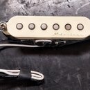 Bílý kytarový snímač s šesti kovovými póly. Na bílém plastovém krytu je kurzívou napsán nápis Noiseless. Snímač má černé tělo a připojovací kabely v…