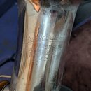 Detail kovového, stříbrného nástroje s engravingsm. Je na něm vyryt nápis „KOLAR“, pod kterým následuje text „V. KOHLERT A SYNOVĚ KRASLICE C.S.R.“. P…