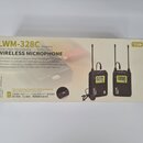 Kartonová krabice s bezdrátovým mikrofonem. Na obalu je nápis LWM-328C, RADIO AND TELEVISION WIRELESS MICROPHONE a značka LENSGO. Na fotografii jsou…