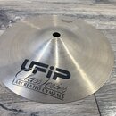 Kovový činel typu splash s broušeným povrchem. Na povrchu je černý nápis UFIP, pod ním kurzívou Class Series a v spodní části EARCREATED CYMBALS. V h…