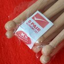 Sada dřevěných bubnových paliček zabalených v průhledné plastové fólii. Na bílé nálepce je červené logo a nápis 5 PAIR ECONOMY SET. Druhá nálepka obs…