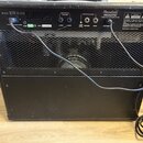 Zadní strana černého kytarového komba s kovovou mřížkou. V horní části je štítek s nápisy Randall, RG50TC TUBE GUITAR AMPLIFIER a S/No. 9050888A. Jso…