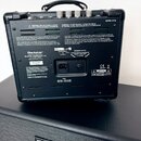 Zadní strana černého kytarového komba s rukojetí. Na horním pravém rohu je nápis MODEL: HT-1R a vlevo logo Blackstar s textem Designed and Engineered…