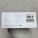 Fotografie zachycuje zadní stranu bílého papírového obalu s textem v angličtině a čínštině. V pravé horní části je uveden název produktu Beosound A1…
