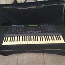 Černý digitální klavír v černém měkkém pouzdře. Na levé straně panelu je bílý nápis Roland E-70 EXTRA VALUE. Nástroj má standardní klávesnici s bílým…