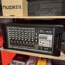 Černý mixážní pult v transportním kufru s nápisem rache t.mix PM 800 Professional Portable PA. Zařízení obsahuje několik vstupních kanálů s ovládacím…