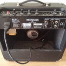 Černý kytarový kombo zesilovač značky BEHRINGER s nápisem V-TONE ANALOG MODELING AMPLIFIER. Na zadní straně je štítek s označením BEHRINGER V-TONE MO…