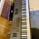 Šedý digitální klavír s černými a bílými klávesami. Na horní části je nápis KURZWEIL Forte SE a vlevo u displeje logo KURZWEIL. Nástroj obsahuje řadu…