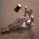 Kovový basový pedál v stříbrném provedení. Na stupni je viditelné logo SONOR a kruhový protiskluzový prvek. Mechanismus obsahuje řetězové tahlo a nas…