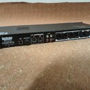 Zadní strana černého rackového procesoru s nápisem lexicon a textem Made in China. Jsou zde vidět konektory USB, FOOTSWITCH, MIDI (IN, THRU), S/PDIF…