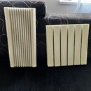 Dvě světlé akustické panely z pěny s žebrovaným povrchem. Panely mají obdélníkový tvar a jsou tvořeny svislými drážkami. Na fotografiích nejsou žádné…