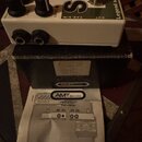 Bílý efekt pedál s nápisy S1, Legend amps, CAB.SIM., OUT a LEVEL. Na horní straně jsou tři černé ovládací knoflíky a jeden kovový spínač. Pod pedálem…