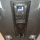 Zadávací panel černého subwooferu s nápisem SUB 18-AX. Panel obsahuje displej, ovládací knoflík VOLUME / MUTE / EDIT a tři konektory XLR s popisky LI…