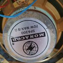 Fotografie zachycuje zadní stranu reproduktoru s kovovým magnetem. Na magnetu je nalepený štítek s nápisy MONACER, SPA300 a 70W MAX/8 Ω oraz logem s…