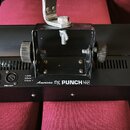 Černý světelný efekt s nápisy American DJ PUNCH LED PRO. Na zadní straně jsou konektory pro napájení, DMX IN a DMX OUT, digitální displej s číslicemi…
