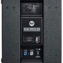 Zadní strana černého aktivního subwooferu s texturovaným povrchem. Uprostřed je umístěn štítek s logem RCF a nápisem SUB 8004-AS HIGH POWER ACTIVE SU…