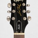 Černá hlava elektrické kytary s nápisem Epiphone v horní části. Uprostřed je žlutý nápis Les Paul MODEL a níže bílý nápis Studio. Nástroj má šest stř…