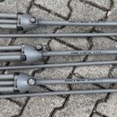 Tři šedé mikrofonní stativy z kovu s černými gumovými úchyty a koncovkami. Na každém stativu je nápis KÖNIG & MEYER STARLINE. Povrch vykazuje mírné z…