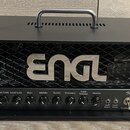 Černý kytarový zesilovač s kovovou mřížkou, na které je umístěno stříbrné logo ENGL. Na ovládacím panelu je nápis Ironball a řada ovladačů s popisky…