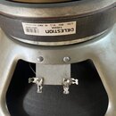 Detail zadní části reproduktoru s kovovým rámem stříbrné barvy. Na magnetu je bílý štítek s nápisy GELESTION, T4534A, 30W, 16 Ω, G12H, 50 29KV, MADE…