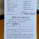 Bílá papírová kontrolní karta s logem Gibson usa a označením CE. Karta obsahuje vyplněný seznam kontrolních položek PRE-PACK CHECKLIST a FINAL PACK C…