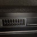 Detail ovládacího panelu černého zesilovače nebo reproduktoru s grafickým ekvalizérem. Panel obsahuje osm posuvníků s popisky frekvencí: 33Hz, 80Hz,…