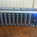 Stříbrný rackový mixážní pult s černým předním panelem. Na horní části je nápis EURORACK PRO RX1202FX a pod ním text ULTRA LOW-NOISE DESIGN 12-INP. M…
