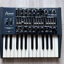Černý analogový syntetizátor s klaviaturou, na kterém je vlevo nápis Arturia MUSICAL INSTRUMENTS a vpravo MINIBRUTE ANALOG SYNTHESIZER. Přístroj obsa…
