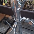 Detail chromovaného stojanu s vrchním závitovým mechanismem a utahovacími šrouby. Na středové noze je vidět částečně zakrytý nápis FOCUS. Stojan vyka…